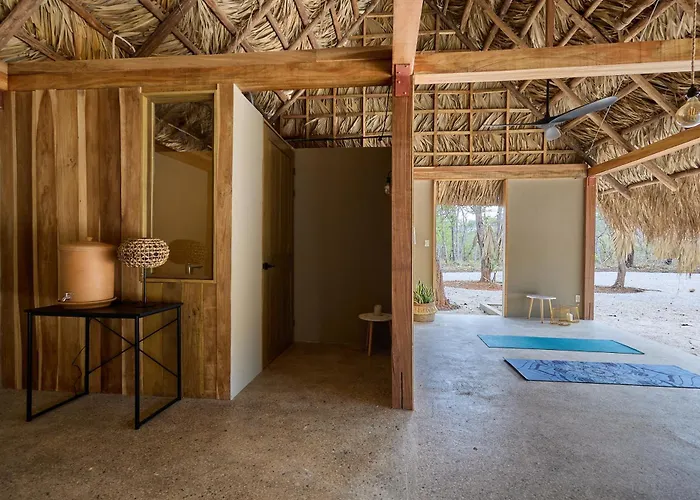 Sura Lodge Playa Negra
